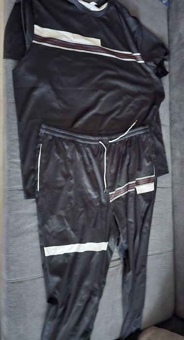 Бриджи с футболкой большого размера.