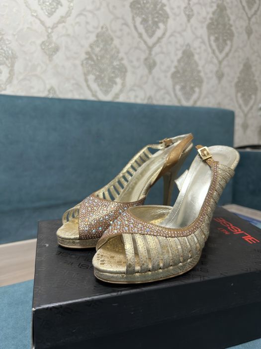 Вечерные босоножки со стразами