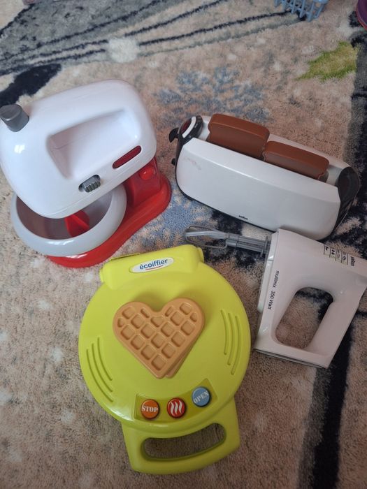 Пластмасови детски електтоуреди.