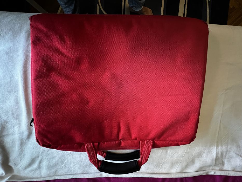 Vând  geanta laptop  17 roșie .