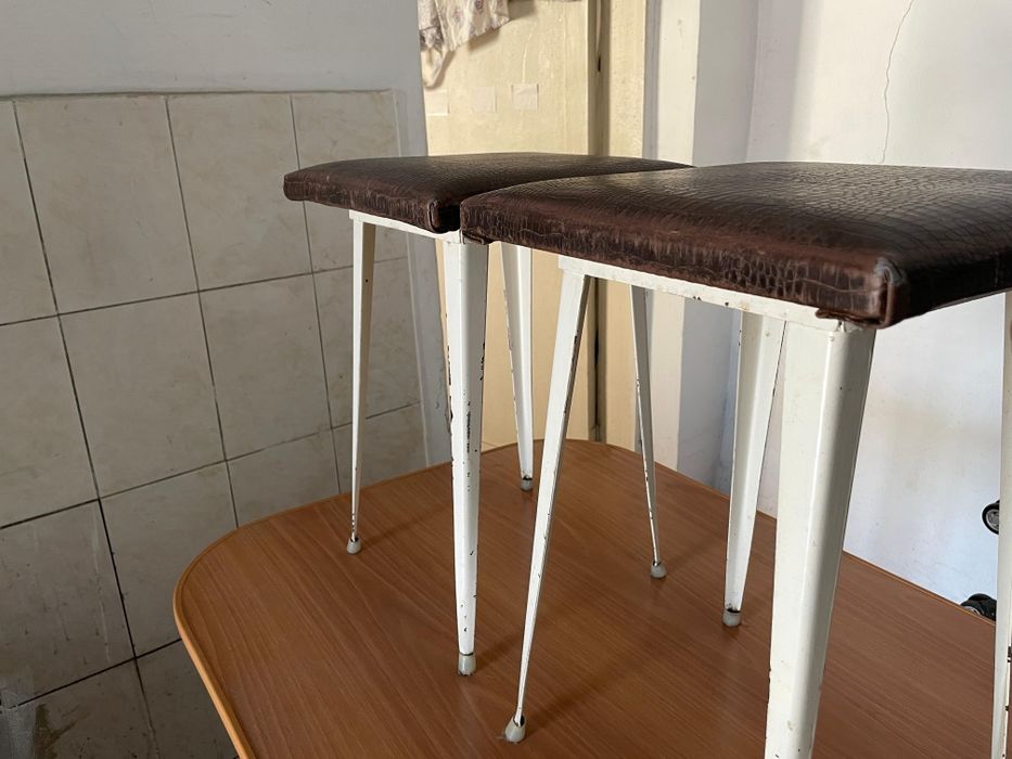 Деревянный стол со стульями