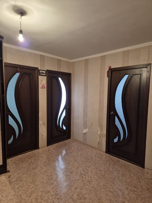 Продам б/у двери по 8000. 3 со стеклом и одна без стекла