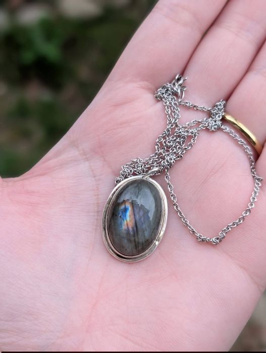 Vechi colier lant cu pandantiv un stil cabochon din argint de 925, cu piatra labradorit