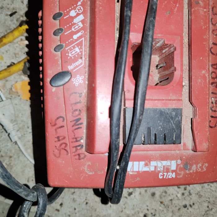 Hilti cu acumulator  și încărcător,