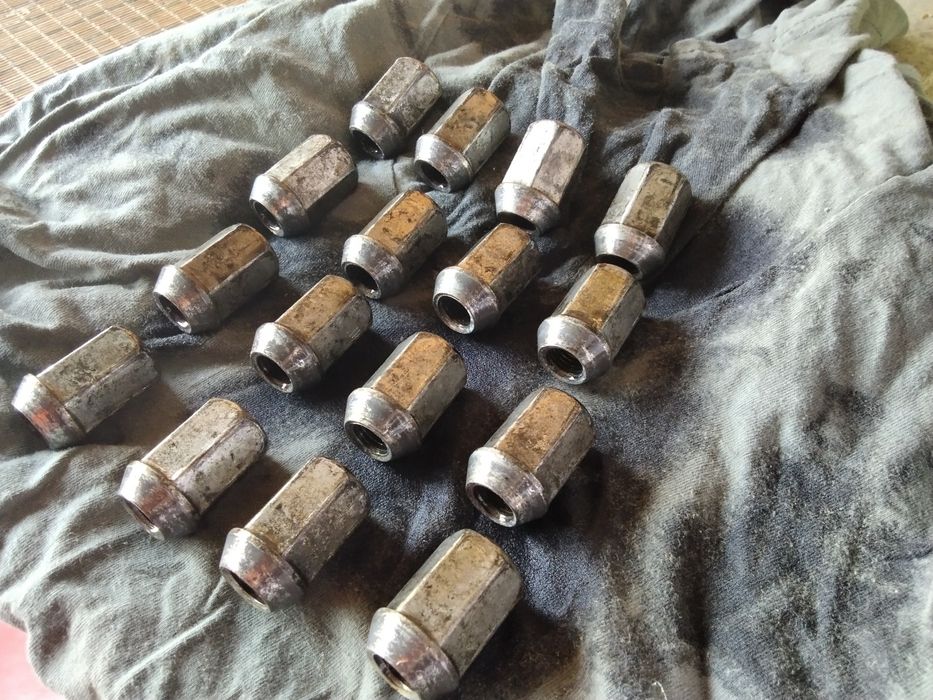 Пълен комплект оригинални болтове за ляти джанти ,на Форд до 2006 годи