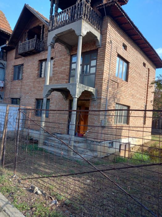 Casă de vânzare !
