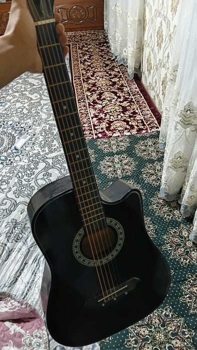 Gitara  sotiladi