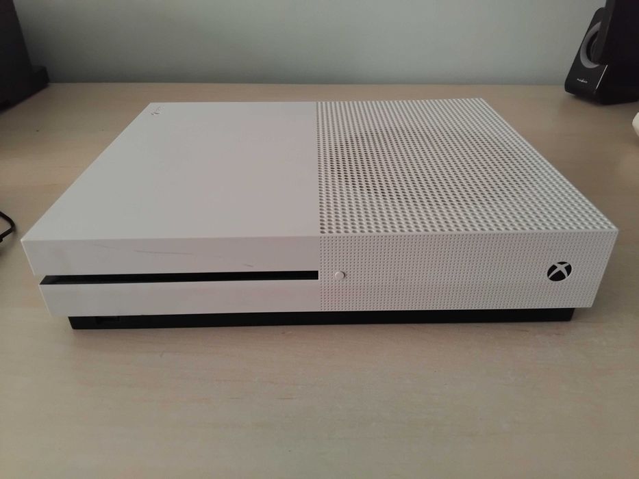 Xbox one S в комплект с 5 игри