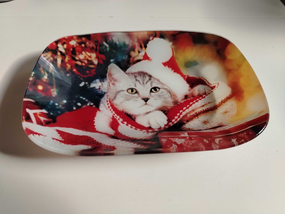 Продавам стълкена чиния с котенце