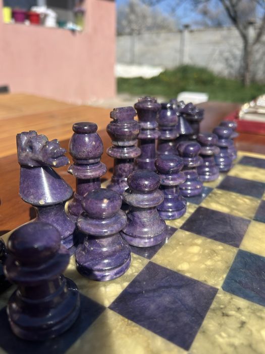 Шахматна дъска и фигури от мрамор