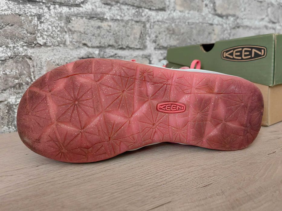 Keen MOXIE 32-33 затворени сандали