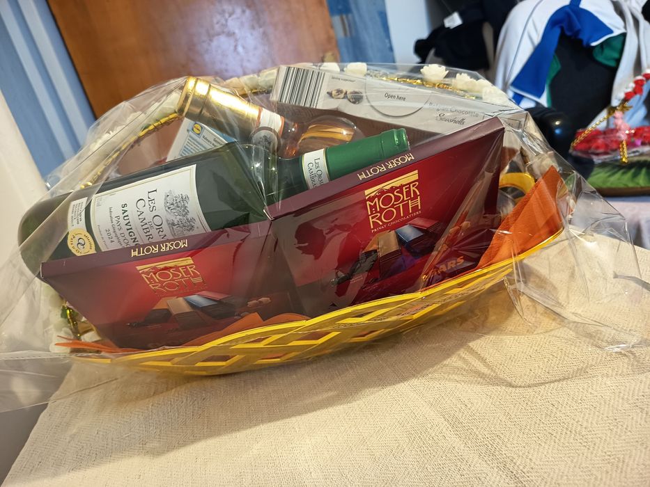 Coș cadou Paște atent selectionat pentru tine .