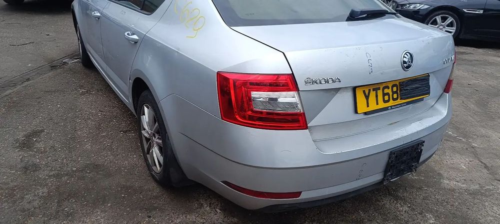 Dezmembrari / Dezmembrez Skoda Octavia 3 1.6 TDI DGTE cutie viteze manuala 5 trepte cod culoare LA7W