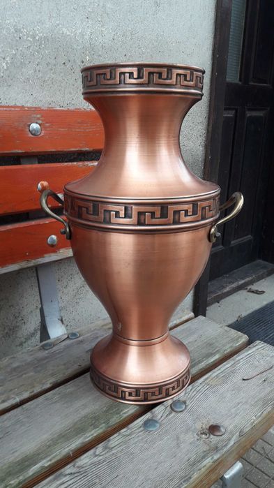 медна ваза с орнаменти