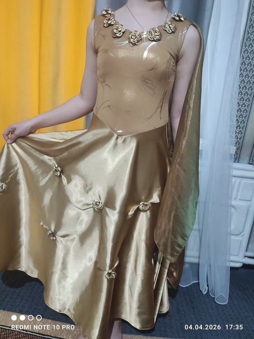 Платья б/у черное Уенздей и Золотом цвете