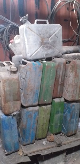 Канистры под ГСМ.