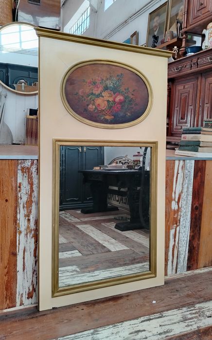 Oglinda veche cu rama din lemn