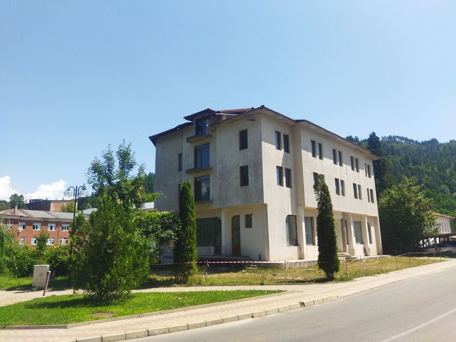 Продава сграда със смесено предназначение на главен път Рудозем -Гърция