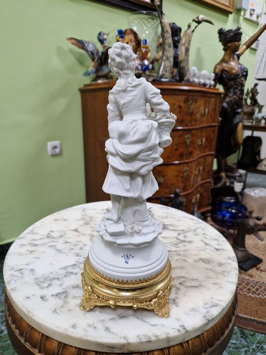Страхотна антикварна  италианска порцеланова фигура Capodimonte