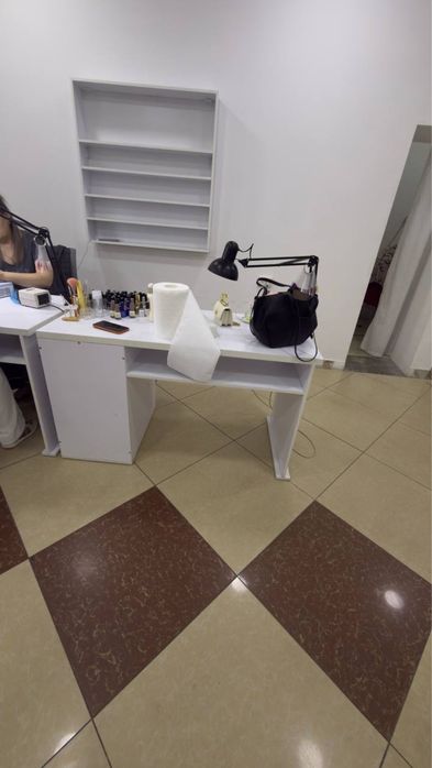 Salon uchun manikur stol