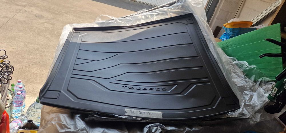 WV-TOUREK -гумена стелка за багажник 2018"