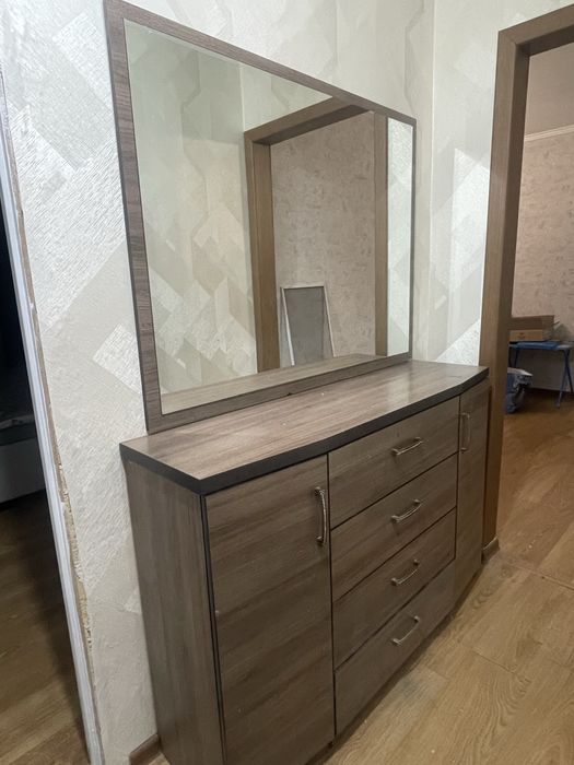 Комод с зеркалом