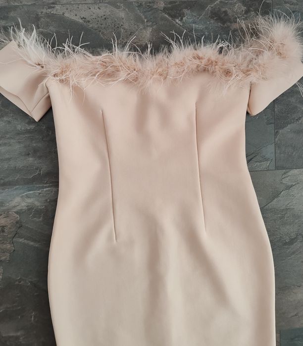 Прекрасна рокля с пера от щраус