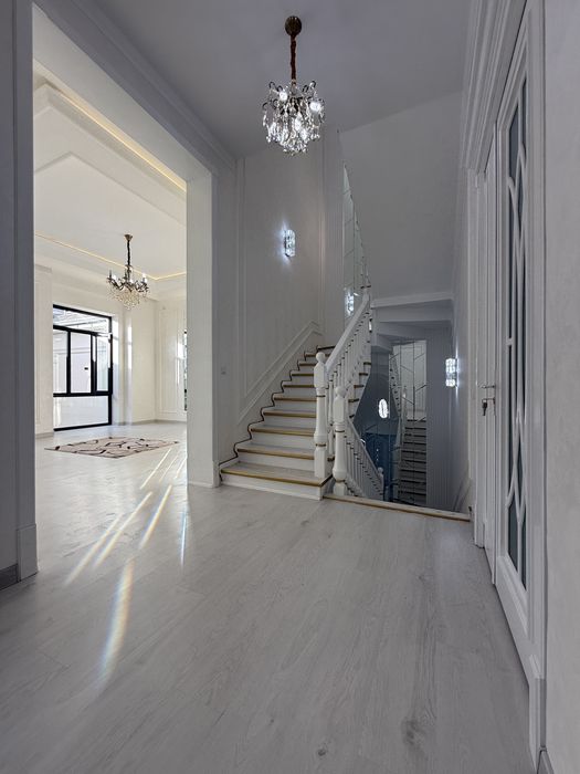 6 хонали НЕОКЛАССИКА ховли сотилади! Сергили тумани, 11 метро бекати