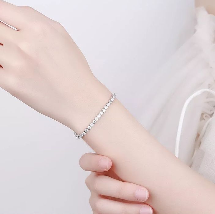 Сребърна гривна с кристали