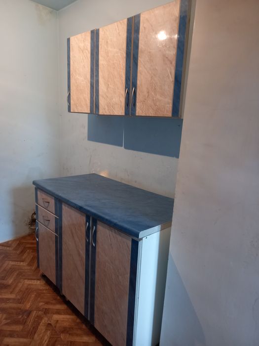 Продаётся кухонный шкаф, б/у,в хорошем состоянии, столешница, срочно