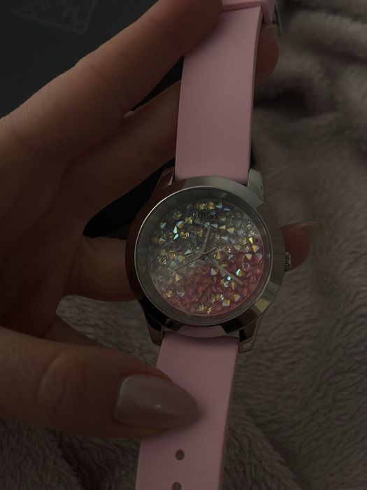 Часовник Guess с кристали Swarovski