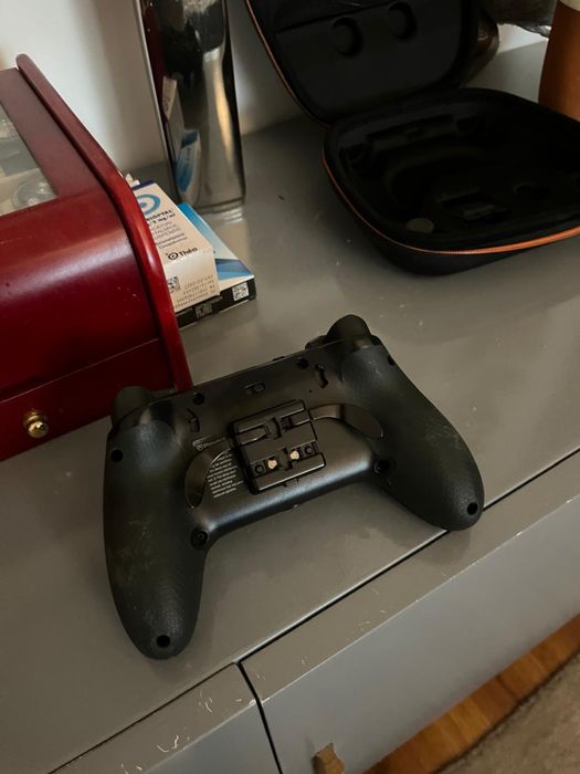 Controller ps4 fusion contabil cu ps4/pc cu manete pe spate și joysticks pe care poți să le schimbi