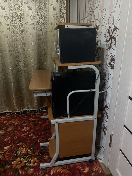 Продам стол вместе с компьютером!