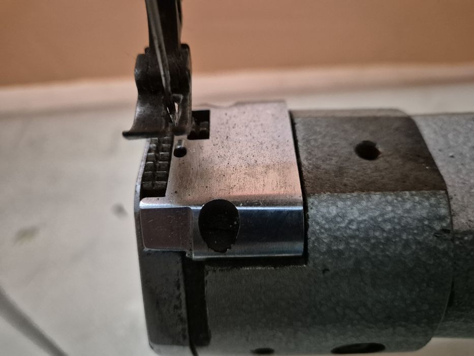 Продаю 2 швейные  машины..250кл.