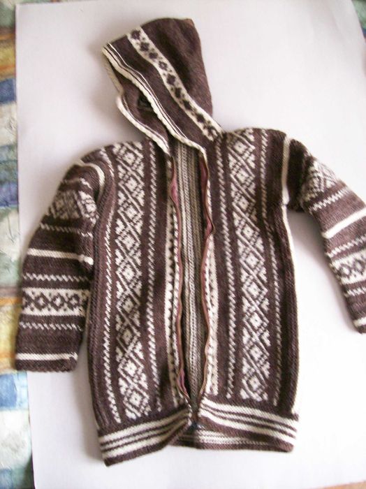 Две ръчно изплетени жилетки от естествена вълна за тинейджъри