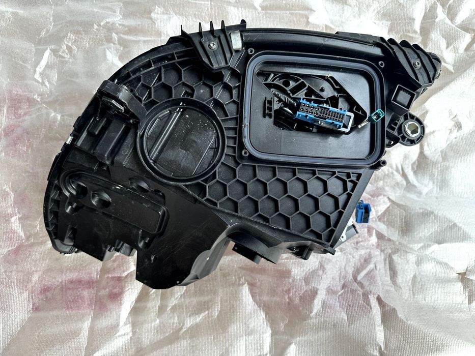 Десен фар Mercedes C-класа W206 Digital LED