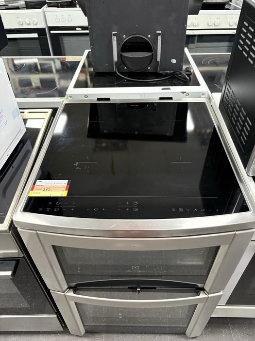 Свободностояща готварска печка  Electrolux EKI6763AOX с индукционен плот и две независими фурни.