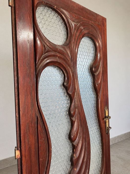 Ușă veche din lemn sculptat, cu sticlă decorativă și feronerie