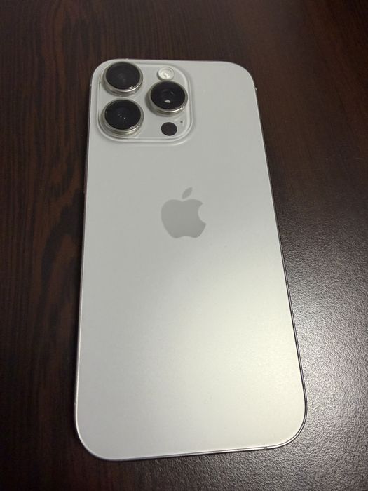 Vand Ipohon 16 pro 256 Gb Silver in perfecta stare de funtionare