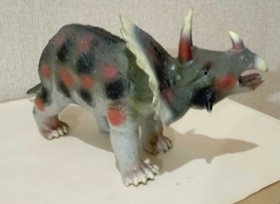 Стиракозавр  рогами,  длина  43 см.