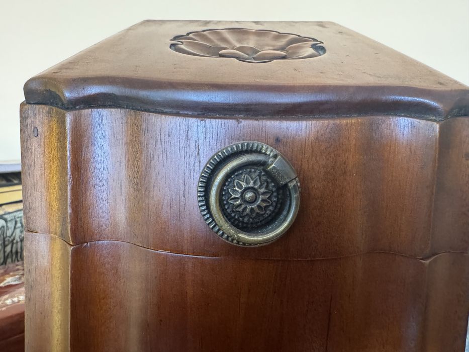 Стара  изискана кутия за пури от орехово  дърво