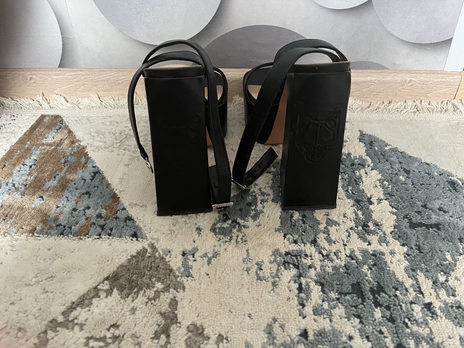 Туфли на высоком каблуке