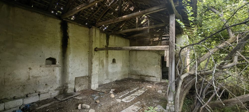 Къща с голям двор 3200 кв.м и река с. Новосел, обл. Шумен