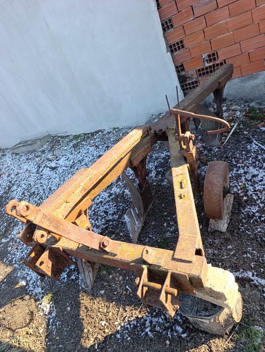 Продавам чизел и плуг 4/25