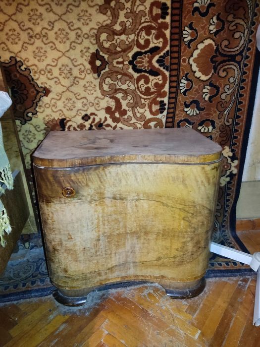 Мебель антикварная для спальни.Из дерева.Производство Европа