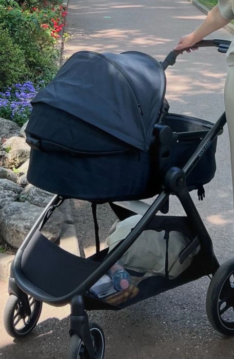 Vând Cărucior Maxi-Cosi Zelia3 + Adaptoare Scaun Auto + Accesorii – Essential Graphite