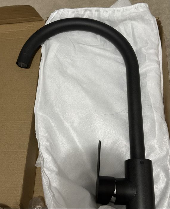 Baterie neagra pentru bucatarie gat lebada