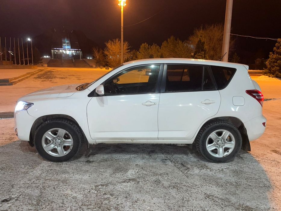 Тойота Рав 4 на бодром ходу