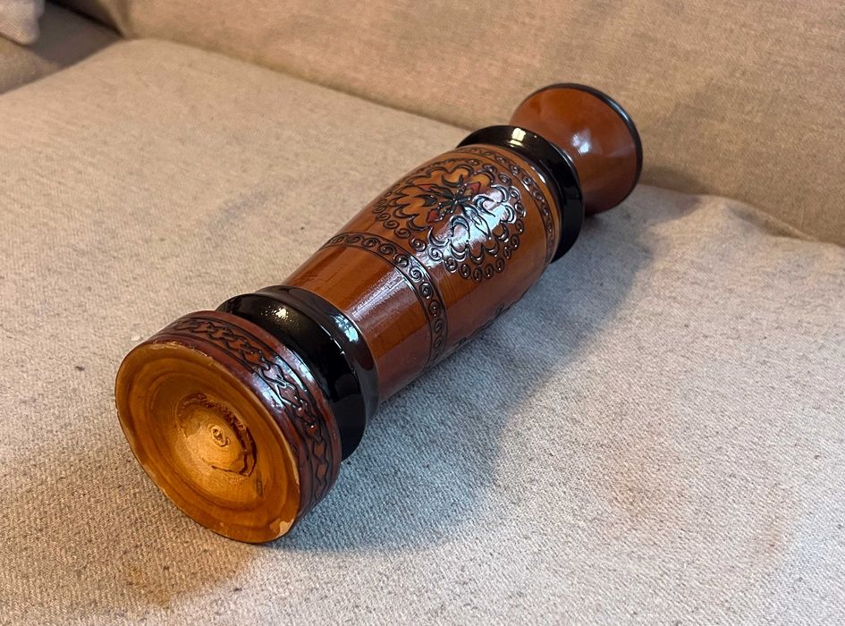 Vaza decorativa din lemn sculptat si lacuit manual in stil popular