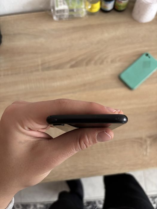 Iphone se 2020 като нов